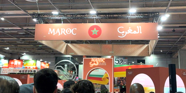 الرباط – قناة العرب تيفي المغربية شهدت مشاركة المغرب في المعرض الدولي للفلاحة بباريس، الذي احتفى بالمملكة كضيف شرف، نجاحا باهرا، مع “إقبال كثيف” على الجناح الوطني، حيث أبهرت جودة المنتجات المحلية وتنوعها الزوار والمهنيين. وشهد الجناح المغربي، الذي نظم تحت إشراف وكالة التنمية الفلاحية، مشاركة نحو ثلاثين عارضا يمثلون 76 تعاونية، تضم ما يقارب 2000 فلاح صغير من مختلف جهات المملكة. وفي تصريح لوكالة المغرب العربي للأنباء، قالت مديرة تنمية تسويق المنتجات المجالية بوكالة التنمية الفلاحية، محجوبة شكيل، إن “المكانة الاستثنائية” للجناح المغربي في هذا الحدث، الذي امتد من 22 فبراير إلى 2 مارس، مكنت من “تعزيز حضور المنتجات المحلية المغربية في الأسواق الفرنسية والأوروبية، وفتح آفاق تجارية جديدة للمنتجين والمصدرين”.