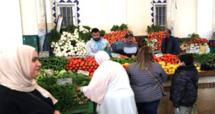 الرباط – العرب تيفي المغربية يشكل غلاء الأسعار على مدار السنة هاجسا لدى الأسر التونسية خصوصا في ظل وضع اقتصادي  صعب. غير أن هذا الهاجس يكبر مع حلول شهر رمضان بعاداته وطقوسه الاستهلاكية التي تفرض غالبا إعادة توجيه النفقات وترتيب الأولويات. حسب وكالة المغرب العربي للأنباء المغربية . فبالرغم من تراجع نسبة التضخم في تونس خلال يناير 2025 إلى 6 في المائة ،وفق بيانات المعهد الوطني التونسي للإحصاء، إلا أن نسق أسعار مجموعة المواد الغذائية ارتفع بنسبة 7.1 بالمائة على أساس سنوي. وقد مس الارتفاع بالخصوص عددا من المنتوجات التي تدخل ضمن المكونات الأساسية للأطباق التي تزين المائدة الرمضانية في تونس من قبيل اللحوم الحمراء والبيضاء والأسماك الطازجة والخضر والفواكه الجافة .