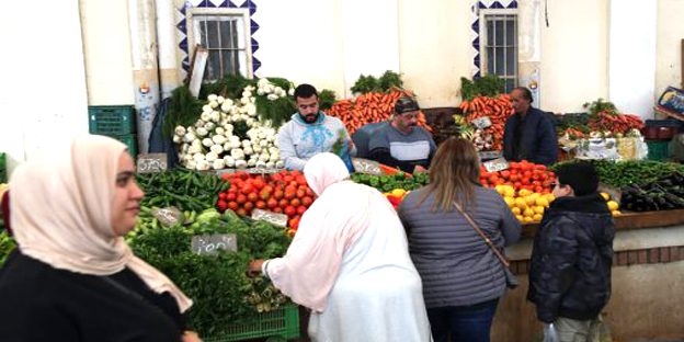 الرباط – العرب تيفي المغربية يشكل غلاء الأسعار على مدار السنة هاجسا لدى الأسر التونسية خصوصا في ظل وضع اقتصادي  صعب. غير أن هذا الهاجس يكبر مع حلول شهر رمضان بعاداته وطقوسه الاستهلاكية التي تفرض غالبا إعادة توجيه النفقات وترتيب الأولويات. حسب وكالة المغرب العربي للأنباء المغربية . فبالرغم من تراجع نسبة التضخم في تونس خلال يناير 2025 إلى 6 في المائة ،وفق بيانات المعهد الوطني التونسي للإحصاء، إلا أن نسق أسعار مجموعة المواد الغذائية ارتفع بنسبة 7.1 بالمائة على أساس سنوي. وقد مس الارتفاع بالخصوص عددا من المنتوجات التي تدخل ضمن المكونات الأساسية للأطباق التي تزين المائدة الرمضانية في تونس من قبيل اللحوم الحمراء والبيضاء والأسماك الطازجة والخضر والفواكه الجافة .