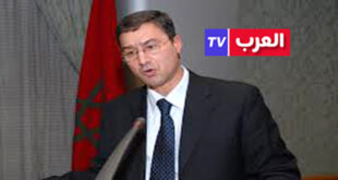 الرباط – العرب تيفي المغربية – يونس مجاهد لن تكفي المقالات الصحافية، وحدها، لتحليل وتفنيد الأطروحات غير العلمية التي دافع عنها جزء من اليسار الأوروبي، في دعمه للمخطط الفرانكوي-الجزائري، في قضية الصحراء المغربية، بل يحتاج الأمر إلى دراسات، بالعودة إلى الأرشيف الغني بالوثائق، سواء في المغرب، أو في اسبانيا وفرنسا، على الخصوص، حيث سيجد الباحث مادة علمية وفيرة، تفضح مزاعم خصوم الوحدة الترابية للمغرب.هناك وسيلة أخرى، جربتها شخصيا وكانت مجدية، هي قراءة ما يكتب الذين يحاولون الدفاع عن هذا المخطط، علميا، حيث توصلت من خلال قراءاتي، إلى نتيجة مناقضة لما يدعون، وهو ما سميته ببرهان الخُلْففي قضية الصحراء. برهان الخلف في المنطق وعلم الرياضيات، raisonnement par l absurde، هو إثبات أن النتيجة صحيحة من خلال إثبات أن نقيضها خاطئ.