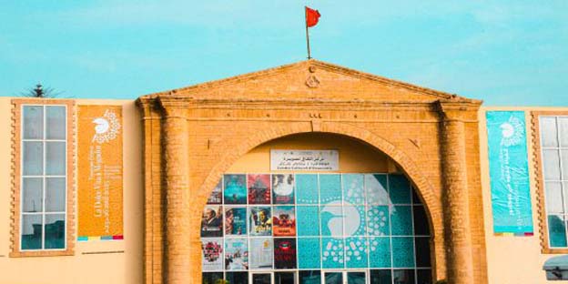 لرباط - العرب تيفي انطلقت مساء الأربعاء بالصويرة، فعاليات الدورة الثالثة لمهرجان “لا دولتشي فيتا موكادور”، الحدث السينمائي الأبرز للمدرسة السينمائية الإيطالية العريقة، مع برمجة غنية تسلط الضوء على المنظور النسائي في الفن السابع الإيطالي.