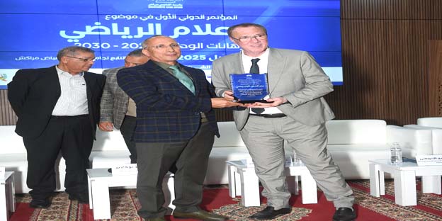 الرباط – العرب تيفي  في سياق التحولات الكبرى التي يشهدها المشهد الرياضي والإعلامي وارتباطًا بالرهانات الوطنية المرتقبة في أفق احتضان المغرب لمواعيد رياضية دولية كبرى، وفي طليعتها كأس إفريقيا للأمم 2025 وكأس العالم لكرة القدم 2030، نظّمت جامعة القاضي عياض بشراكة مع الجمعية المغربية للصحافة الرياضية ومركز عطاء للبحث في اللغة وأنساق المعرفة، وعدد من المؤسسات الجامعية والمهنية، المؤتمر الدولي الأول حول "الإعلام الرياضي والرهانات الوطنية 2025-2030"، وذلك أيام 25 و26 أبريل 2025، بمدينة مراكش.