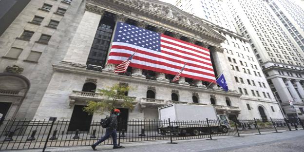 الرباط – العرب تيفي أحدث الاقتصاد الأمريكي وظائف أكثر من المتوقع خلال مارس، في مؤشر على مرونة سوق العمل، عشية بدء تطبيق حزمة من الرسوم الجمركية لإدارة الرئيس دونالد ترامب. وفق وزارة العمل الأمريكية. وأظهر التقرير الشهري، الصادر عن وزارة العمل الأمريكية أمس الجمعة، أنه تم إحداث 228 ألف وظيفة غير زراعية خلال الشهر الماضي، أي أعلى من التوقعات، وبارتفاع مقارنة بالعدد الإجمالي لشهر فبراير بعد تعديل البيانات، البالغ 117 ألف. وارتفع معدل البطالة من 4.1 إلى 4.2 بالمائة.