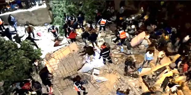 الرباط - العرب تيفي في حادث مأساوي اهتزت له مدينة فاس، انهار منزل سكني يقع بالحي الحسني، ليلة أمس، مما أسفر عن تسع حالات وفاة وسبع إصابات متفاوتة الخطورة، من بينها طفل وفق مصلحة المستعجلات بمستشفى الغساني..
