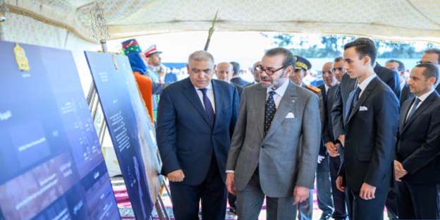 الرباط – العرب تيفي أشرف صاحب الجلالة الملك محمد السادس، نصره الله، مرفوقا بصاحب السمو الملكي ولي العهد الأمير مولاي الحسن، اليوم الأربعاء بجماعة عامر (عمالة سلا)، على إعطاء انطلاقة أشغال إحداث منصة المخزون والاحتياطات الأولية لجهة الرباط- سلا- القنيطرة، وهو تجسيد للنموذج المغربي في الصمود والنشر السريع لعمليات الإغاثة في حالة وقوع كوارث.