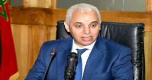 Par : AlArabtv.com Le ministre de la Santé et de la Protection sociale, Khalid Ait Taleb, a mis en lumière, mercredi dans le cadre de sa participation à la 44ème édition du Salon GITEX Global à Dubaï, la vision ambitieuse du Maroc en matière de transition numérique dans le domaine de la santé. Dans une allocution lue en son nom par Aziz Mrabti, directeur des Médicaments et de la pharmacie, lors d’une session de haut niveau organisée par le département de tutelle sous le thème “la transition numérique dans le secteur de la santé: renforcement des compétences et amélioration de l’accès aux soins grâce aux nouvelles technologies”, M. Ait Taleb a souligné que l’innovation technologique constitue une partie intégrante de la stratégie nationale de développement du système de santé national. Selon l’agence MAP Mettant l’accent sur l’importance des nouvelles technologies dans l’amélioration de l’accès aux soins, particulièrement dans les régions reculées, le ministre a rappelé que le Royaume, sous la conduite éclairée de SM le Roi Mohammed VI, que Dieu l’assiste, s’oriente de manière résolue vers une transformation profonde et globale du système national de santé.