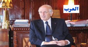 Par:  AlArab-tv.com-avec MAP “La pensée de Kant est plus actuelle que jamais”, a affirmé, vendredi, le Conseiller de SM le Roi et Président fondateur de l’Association Essaouira-Mogador, lors d’un colloque international dont les travaux se sont prolongés tout au long du weekend à Essaouira, avec la participation d’un parterre d’éminentes personnalités des sphères académiques, scientifiques et culturelles. S’exprimant par visioconférence lors de cette rencontre scientifique célébrant le tricentenaire de la naissance de Kant, l’un des plus grands penseurs de l’histoire occidentale, M. Azoulay a relevé que “trois siècles après sa naissance, la pensée de Kant est plus d’actualité que jamais et elle nous est particulièrement précieuse en ces temps où tout autour de nous fleurissent et renaissent tellement de régressions et d’archaïsmes”. “Des archaïsmes qui sont aux antipodes de ce que disait et écrivait, à la fin du 18e siècle, le grand philosophe allemand”, a souligné M. Azoulay, en rappelant la prophétie de Kant, pour qui “respecter l’humanité en autrui était la voie la plus directe et la plus sûre pour se respecter soi-même”. “Ce postulat kantien résonne particulièrement fort lorsque l’on se trouve à Essaouira, et plus précisément à Bayt Dakira qui incarne par excellence la place que notre pays, fort du leadership de SM le Roi Mohammed VI, a su donner à la culture marocaine de l’altérité raisonnée et inspirée, ainsi qu’à la diversité, réacteur central de la singularité et de la modernité sociale du Royaume”, a enchainé M. Azoulay.