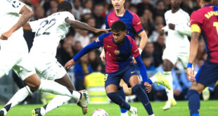 Par: AlArab-tv.com Le FC Barcelone a assommé le Real (4-0) samedi dans un clasico longtemps soporifique, s’envolant toujours tête du Championnat d’Espagne. Audacieux tactiquement, le FC Barcelone a corrigé le Real Madrid (4-0) samedi sur la pelouse du Santiago Bernabéu, grâce à un immense Robert Lewandowski, auteur d’un doublé en deux minutes, qui a éclipsé les deux stars madrilènes Kylian Mbappé et Vinicius Junior. Le buteur polonais de 36 ans, buteur sur ses deux premières occasions (54e, 56e), a fait basculer la rencontre avant que Yamal (77e)