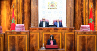 Par: AlArab-tv.com-MAP Rabat – Le projet de loi de finances (PLF) de l’année 2025 s’articule autour de priorités réalistes et complémentaires visant à répondre aux différents défis économiques et sociaux, a affirmé, samedi à Rabat, la ministre de l’Economie et des Finances, Nadia Fettah. “Le projet de loi de finances pour 2025 s’articule autour de priorités réalistes et complémentaires visant à répondre aux différents défis économiques et sociaux et ce, à la base des résultats et acquis obtenus durant la première moitié du mandat gouvernemental, et conformément à des orientations garantissant la continuité, afin de poursuivre le renforcement des piliers de l’État social et du modèle économique et financier national”, a dit Mme Fettah lors d’une séance plénière conjointe des deux Chambres du Parlement, consacrée à la présentation des grandes lignes de ce projet de loi. À cette occasion, la ministre a indiqué que le gouvernement a fixé, dans le cadre du PLF 2025, quatre priorités phares à savoir, “la poursuite du renforcement des piliers de l’Etat social”, “la consolidation de la dynamique de l’investissement et de la création d’emplois”, “la poursuite de la mise en œuvre des réformes structurelles” et “la préservation de la soutenabilité des finances publiques”. Mme Fettah a souligné que l’élaboration du PLF 2025 intervient dans un contexte mondial marqué par une grande incertitude, en raison de la succession des crises climatiques, de l’augmentation des tensions géopolitiques et de leurs répercussions économiques, estimant que le taux de croissance mondial ne devrait pas dépasser 3,2% au cours des années 2024 et 2025, tandis qu’une légère hausse de la croissance est attendue dans la zone euro (0,9% en 2024 et 1,3% en 2025). Au niveau national, a-t-elle poursuivi, ce projet de loi est élaboré dans un contexte caractérisé par une baisse de l’inflation à 1,1% à fin août dernier, grâce aux efforts déployés par l’Exécutif pour soutenir les prix et les intrants agricoles. La ministre a également avancé que l’économie nationale devrait enregistrer une croissance de 3,3% d’ici la fin de 2024, portée par la dynamique soutenue du secteur non agricole, dont la valeur ajoutée augmenterait de 3,7% après une hausse de 3,5% en 2023.