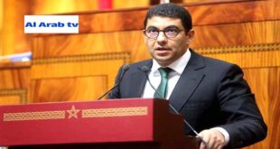 Environ 30.000 jeunes ont bénéficié d’un programme de formation qui les prépare au marché du travail, a indiqué, lundi à Rabat, le ministre de la Jeunesse, de la Culture et de la Communication, Mohamed Mehdi Bensaid. Intervenant lors de la séance des questions orales à la Chambre des représentants sur “la mise en œuvre des engagements du gouvernement dans le secteur de la jeunesse”, M. Bensaid a expliqué que ce programme, mis en œuvre en partenariat avec un ensemble de départements gouvernementaux et d’entreprises nationales et internationales, intervient “en vue de combler le manque dans le domaine de formation qui entrave l’insertion des jeunes dans le marché de l’emploi”. Et de mettre en avant le dynamisme économique, malgré l’impact persistant de la sécheresse depuis six ans, un phénomène qui, selon le ministre, pousse les jeunes à quitter le monde rural et à se diriger vers les villes à la recherche d’opportunités d’emploi. Parmi les initiatives lancées par le ministère figure le programme Motatawi3 “Volontariat”, mis en œuvre pour la deuxième année consécutive au profit des 18-22 ans, a relevé M. Bensaid, soulignant qu’il vise “à offrir aux jeunes la possibilité de s’engager dans la société.
