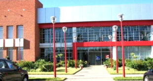 Par:  AlArab-tv.com Quelque 730 entreprises ont été créées au cours des six premiers mois de 2024 dans la région de Dakhla-Oued Eddahab, selon des données de l’Office Marocain de la Propriété Industrielle et Commerciale (OMPIC). Ces entreprises se répartissent entre les personnes morales (514) et les personnes physiques (216), ressort-il du dernier tableau de bord général de l’OMPIC. Par secteur d’activité, le commerce vient en tête avec une part de 35,05% du total des entreprises créées, suivi par les services divers (16,70%), les activités de transports (11,92%), le bâtiment et travaux publics (BTP) et activités immobilières (11,21%), les industries (10,78%), l’hôtellerie et la restauration (7,14%), l’agriculture et la pêche (4,78%), et le secteur des technologies d’information et de communication (2%), ainsi que les activités financières (0,43%). Pour ce qui est de la forme juridique, 71,3% des entreprises créées sont des sociétés à responsabilité limitée avec associé unique, et 27,9% des sociétés à responsabilité limitée. Au niveau national, le nombre d’entreprises créées au cours des six premiers mois de cette année a atteint 47.734 sociétés, réparties entre personnes morales (34.503) et personnes physiques (13.231). La région de Casablanca-Settat arrive en tête avec un total de 14.796 entreprises créées à fin juin 2024, suivie par les régions de Tanger-Tétouan-Al Hoceima (6.880), Rabat-Salé-Kenitra (5.581), Marrakech-Safi (5.489), Fès-Meknès (3.363), Souss-Massa (3.220), l’Oriental (2.841), Laâyoune-Sakia El Hamra (1.969), Beni Mellal-Khénifra (1.410), Draa-Tafilalet (1.060), Dakhla-Oued Eddahab (730) et Guelmim-Oued Noun (395). MAP