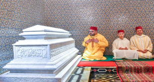 Le vingt-sixième anniversaire de la disparition de Feu Sa Majesté le Roi Hassan II, que le peuple marocain commémore dimanche 09 Rabii II 1446 de l’Hégire, est l’occasion de se remémorer, dans la piété et le recueillement, l’œuvre grandiose accomplie par le regretté Souverain au service de la Patrie, des justes causes de la Oumma arabo-islamique et de la paix et la sécurité mondiales. Cette commémoration, qui intervient à quelques semaines seulement de la célébration du 49e anniversaire de la glorieuse Marche Verte, est un moment solennel pour rendre un vibrant hommage au fondateur de l’État moderne et au Roi bâtisseur, qui avait marqué de son empreinte l’histoire contemporaine du Royaume. En fait, dès son intronisation en 1961, Feu Sa Majesté Hassan II, que Dieu l’entoure de Son infinie miséricorde, a scrupuleusement respecté les jalons posés par son vénéré père, Feu Sa Majesté Mohammed V, et en a cimenté les fondements, pour se lancer dans des œuvres d’édification et d’unification qui ont conféré au Maroc une position privilégiée au sein du concert des Nations et lui ont permis de consolider sa stabilité, de s’engager sur la voie du développement et de parachever son intégrité territoriale.