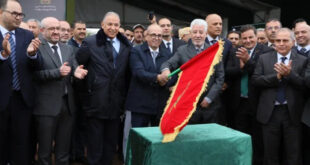 Par  :  AlArab-tv.com-avec MAP Meknès – Le ministre de l’Agriculture, de la Pêche Maritime, du Développement Rural et des Eaux et Forêts, Ahmed El Bouari a lancé, samedi depuis El Hajeb et Meknès, la campagne agricole 2024/2025 avec des mesures de soutien aux agriculteurs. Le ministre a rappelé, à cette occasion, que le démarrage de la campagne agricole intervient après une succession de six années marquées par un déficit pluviométrique important et une conjoncture internationale complexe caractérisée notamment par un renchérissement des coûts des intrants. Il a noté que face à ces défis majeurs, notamment la rareté de l’eau et la cherté des intrants agricoles, et dans le cadre des efforts déployés pour la mise en œuvre de la stratégie “Génération Green” 2020-2030, le département de tutelle a pris une série de mesures pour assurer le succès de la campagne agricole. Ces mesures portent particulièrement sur l’approvisionnement en facteurs de production (semences et engrais), le développement des filières agricoles, la gestion de l’eau d’irrigation, l’assurance agricole, ou encore le financement et l’accompagnement des agriculteurs. Concernant les semences, le ministre a annoncé l’ambition d’atteindre 5 millions d’ha pour la campagne 2024/25, faisant état dans ce sens de la mobilisation d’environ 1,26 million de quintaux de semences certifiées des céréales d’automne (dont 1,16 Mqx par la SONACOS) à des prix de vente incitatifs et inférieurs de 3 à 5% par rapport à la précédente campagne agricole. Pour cette campagne, M. El Bouari a souligné que le soutien aux semences a été étendu pour intégrer de nouvelles espèces de céréales, fourrages et légumineuses alimentaires (Triticale, avoine, vesce, pois fourragers, fève/féverole, lentilles et pois-chiche) en vue d’encourager les cultures fourragères et des légumineuses et inciter les agriculteurs à pratiquer la rotation des cultures. Le programme national d’irrigation de complément des céréales sera également poursuivi pour contribuer à la sécurisation et à la stabilisation des céréales avec l’objectif d’atteindre à terme un million d’hectares à l’horizon 2030. Pour l’Assurance agricole multirisque climatique pour les céréales, les légumineuses et les cultures oléagineuses, le ministre a annoncé que l’objectif est de couvrir une superficie d’environ un million d’ha et la poursuite du programme d’assurance multirisques pour les arbres fruitiers qui devrait permettre d’assurer près de 50.000 ha.