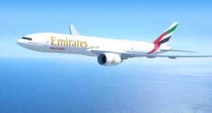 Emirates SkyCargo, la branche cargo de la plus grande compagnie aérienne internationale au monde, a transporté plus de 48.000 tonnes de marchandises au départ du Maroc depuis 2019, consolidant ainsi son rôle stratégique dans la facilitation du commerce international du Royaume. Pendant plus de 22 ans, Emirates SkyCargo a connecté les entreprises marocaines avec des clients et des opportunités internationales, indique Emirates dans un communiqué. En tant que partenaire majeur dans les chaînes d’approvisionnement mondiales en constante évolution, la compagnie aérienne contribue à la facilitation de la croissance du commerce international du Maroc et à son intégration sur le marché mondial, souligne la même source. “En tant que point de commerce entre l’Afrique et l’Europe, le Maroc a longtemps été un centre clé pour les affaires mondiales, et l’adaptabilité, la résilience et les politiques d’ouverture économique du Royaume ont favorisé une croissance accrue sur la scène internationale”, a déclaré le responsable d’Emirates SkyCargo au Maroc, Abdulhadi Al Ajmani, cité par le communiqué.