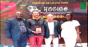 Le long métrage “Sahari Slem Wesaa” du réalisateur Moulay Taieb Bouhanana a remporté, vendredi soir, le grand prix de la 4-ème édition des Rencontres cinématographiques et numériques de Cotonou (ReCiCo), qui s’est déroulée du 05 au 11 octobre. Les films primés ont été annoncés lors de la cérémonie de clôture et de remise des prix, tenue en présence notamment de l’ambassadeur du Maroc au Bénin, Rachid Rguibi, de plusieurs personnalités du monde de la culture et de l’art, ainsi que d’un parterre de cinéastes et d’artistes de plus 20 pays africains. “Sahari Slem Wesaa”, qui a représenté le cinéma marocain à cette édition aux côtés des films “Le verre de l’amitié” du réalisateur Naoufel Berraoui, et “Jalal Eddine” de Hassan Benjelloun, a remporté le grand prix (Kama D’or), dans la catégorie “Fictions longs métrages”, alors que le deuxième prix a été décerné au film “Mayouya” de Claudia Yaka du Congo Brazzaville. Le long métrage “le Mal ne vient pas de loin” du réalisateur gabonais Melchissedec Obbiangz a obtenu le troisième prix dans cette catégorie.