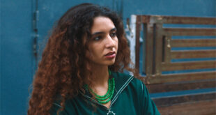 Par: AlArab-tv.com Le court-métrage “Chikha” des réalisateurs marocains Ayoub Layoussifi et Zahoua Raji a été projeté, en première mondiale, samedi soir à Londres, dans le cadre du festival “Film Africa”, qui se poursuit jusqu’au 3 novembre. Cette projection a permis aux cinéphiles londoniens de découvrir l’art musical populaire de la Aïta, à travers l’histoire de Fatine, une jeune fille de 17 ans, qui vit à Azemmour avec sa mère, une Chikha, et son grand-père. Le jeu d’acteur impeccable a plongé les spectateurs dans le Maroc des années 90, où Fatine se retrouve déchirée entre la possibilité de perpétuer la tradition artistique familiale ou mener une vie plus rangée, après l’obtention de son baccalauréat.