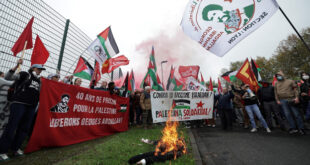 Par: AlArab-tv.com-avec AFP Quelque 2.000 personnes ont manifesté samedi, au 40e anniversaire de l’incarcération du militant libanais propalestinien Georges Ibrahim Abdallah, pour réclamer sa libération de la prison de Lannemezan, dans le sud-ouest de la France, où il est enfermé, a constaté une équipe de l’AFP. Le cortège, parti de la gare de Lannemezan (Hautes-Pyrénées), a rallié le centre pénitentiaire au son de slogans tels que « Libérez Gaza, libérez Georges Abdallah« . Outre la situation explosive au Proche-Orient, cette action intervient dans un contexte particulier: la justice française doit rendre le 15 novembre sa décision sur une nouvelle