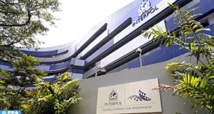 Par : AlArabtv.com Lyon – Une opération antiterroriste de grande envergure coordonnée par l’Organisation internationale de police criminelle “Interpol” dans quatorze pays, dont le Maroc, a abouti à 66 arrestations, à d’importantes saisies et à l’identification de 81 personnes faisant l’objet d’un mandat d’arrêt. Selon l’agence MAP Baptisée “Neptune VI”, cette opération internationale, menée en coopération avec l’Agence européenne de garde-frontières et de garde-côtes (Frontex) et Europol, s’est déroulée dans plusieurs pays, dont le Maroc. Elle a permis de renforcer la sécurité le long des routes maritimes de la Méditerranée, ainsi que dans les aéroports et aux frontières terrestres des pays participants.