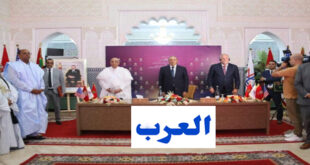 Par : AlArab-tv.com Un accord de jumelage entre la commune de Laâyoune et la ville d’Arlington dans l’État du Texas (États-Unis), a été signé, jeudi à Laâyoune, dans le but de renforcer la coopération bilatérale dans plusieurs domaines d’intérêt commun. S’inscrivant dans le cadre de la coopération décentralisée entre le Maroc et les États-Unis, cet accord a été paraphé par le président du Conseil communal, Moulay Hamdi Ould Errachid et le maire de la ville d’Arlington, Jim Ross, au siège de la municipalité de Laâyoune, en présence notamment du wali de la région Laâyoune-Sakia El Hamra, gouverneur de la province de Laâyoune, Abdeslam Bekrate, du président du Conseil régional, Sidi Hamdi Ould Errachid, et du maire de la ville de Columbus (Ohio), Andrew Ginther, qui est également président de la Conférence des maires des Etats-Unis, ainsi que des élus. “Cet accord a pour objectif de consolider les relations de coopération en faveur du bien-être des deux communautés, à travers les échanges économiques, éducatifs et culturels”, a souligné M. Ross, à l’issue de la cérémonie de signature de cet accord de jumelage.