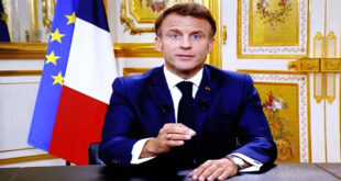 Par: AlArab-tv.com-AFP Le président français Emmanuel Macron arrivera lundi à Rabat flanqué du nouveau ministre de l’Intérieur, un faucon en matière d’immigration qui agite la menace des visas face au Maroc. Mais le sujet ne devrait pas assombrir la confiance retrouvée entre Paris et Rabat. Bruno Retailleau souhaite notamment conditionner la politique de visas à la délivrance des laissez-passer consulaires, documents indispensables pour renvoyer des étrangers dans leur pays d’origine. Début octobre, il citait l’exemple du Maroc: en 2023, 238.000 visas ont été accordés aux ressortissants marocains pour seulement 1.680 retours forcés sur leur sol. « Si vous ne nous délivrez pas plus de laissez-passer consulaires pour expulser vos ressortissants délinquants, de notre côté, nous délivrerons moins de visas à l’ensemble de vos ressortissants« , lançait-il aux pays concernés. Une stratégie déjà employée à l’automne 2021 par son prédécesseur Gérald Darmanin, qui avait décidé de réduire de moitié l’octroi de visas pour les Marocains, Algériens et Tunisiens. La décision avait empoisonné les relations diplomatiques entre France et Maghreb. Le Maroc avait dénoncé une mesure « injustifiée« . Les ONG l’avaient jugée « humiliante« . Les milieux francophones marocains avaient été particulièrement affectés.