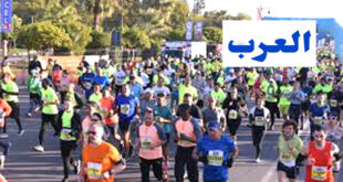 Par : AlArab-tv.com La 35ème édition du Marathon International de Marrakech débutera avec plus de 10 mille stars professionnels et amateurs de l’athlétisme d’un nombre de pays divers qui sont attendus pour l’ouverture du plus grand évènement «marathonien» du Royaume le 25 janvier 2025. Organisé par l’Association Le Grand Atlas (AGA) sous le patronage de Sa Majesté le Roi Mohammed VI et avec la collaboration de la Ligue d’athlétisme de Marrakech-Safi, le soutien du ministère de la jeunesse et des sports, la Fédération royale marocaine d’athlétisme (FRMA) et la wilaya de Marrakech, le 35ème Marathon International de Marrakech (MIM) s’invite avec un programme alléchant qui comprend une course consacrée aux athlètes en herbe et un spectacle culturel et artistique des plus innovants et pétillants au sein de son village.
