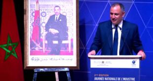 Par : AlArabtv.com Le secteur industriel marocain a connu une expansion remarquable au cours des deux dernières décennies, pour s’imposer comme un véritable catalyseur d’investissement et d’exportation, a affirmé, mercredi à Benguerir, le ministre de l’Industrie et du Commerce, Ryad Mezzour. Intervenant à l’ouverture de la 2ème édition de la Journée nationale de l’industrie (JNI), qui se tient sous le thème « Inaugurer une nouvelle ère industrielle portée vers et par la souveraineté, une vision Royale au service du citoyen et des territoires », M. Mezzour a mis en avant les multiples chiffres qui reflètent les progrès significatifs réalisés par l’industrie marocaine. Il a, dans ce sens, précisé que le Maroc a réalisé des progrès significatifs dans l’industrie, multipliant les emplois par deux, les entreprises par trois, et le chiffre d’affaires par quatre. « Nous sommes passés de 185 milliards de dirhams (MMDH) en 1999 à 800 MMDH en 2023 », a précisé le ministre, ajoutant qu’en matière d’exportations, le chiffre est encore plus impressionnant, avec une augmentation de 61 MMDH à 377 MMDH. M. Mezzour a aussi mis en exergue le rôle central du secteur industriel dans la création d’emplois, notamment pour les femmes, qui occupent désormais 44% des postes dans l’industrie, y compris dans des domaines tels que l’ingénierie et la direction générale. « Chaque jour, l’industrie marocaine génère 2 MMDH de chiffre d’affaires, dont un milliard à l’exportation, avec 90% des exportations de biens étant des produits transformés », a-t-il poursuivi, soulignant la montée en gamme de l’industrie nationale qui a déjà atteint 75% de son objectif d’exportation en termes d’industries complexes fixé pour 2035.