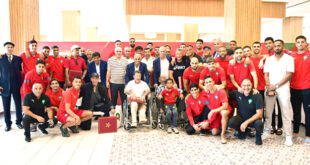 La Fédération Royale Marocaine de Football (FRMF) a organisé, dimanche à Saïdia, une cérémonie en l’honneur des anciens joueurs internationaux de la région de l’Oriental ayant évolué au Mouloudia Club d’Oujda (MCO) et à la Renaissance Sportive de Berkane (RSB). Lors de cette cérémonie, à laquelle ont assisté Jamal Kaouachi et Mohamed Houar, membres du comité directeur de la FRMF, représentant Fouzi Lekjaa, président de la FRMF, ainsi que Walid Regragui et les membres de l’équipe nationale “A”. Les joueurs honorés sont Mohamed El Filali, Kamal Smiri, Rachid Nekrouz, Mohamed Merzak, Mustapha Tahiri, El Hachmi El Brazi, Hmida Boushaba, Houssine Bouchakhchakh, Yahia El Harasse, Hassan Alla, Abdelhafid Fekkoul, Alaa Eddine Tmimi, Mohamed Biad, Mohamed El Idrissi, et Hmida Belhiouane. Lors de cette cérémonie, les intervenants ont souligné l’importance de cette belle initiative pour ancrer une culture de reconnaissance, tout en insistant sur la nécessité de l’étendre à l’avenir à toutes les régions du Royaume.