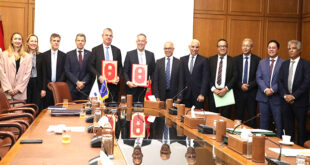 Le ministère de l’Économie et des Finances et la Banque Européenne d’investissement (BEI) ont signé, jeudi à Rabat, un accord portant sur le financement du Programme intégré de reconstruction et de mise à niveau post-séisme d’Al Haouz, pour un montant total de 500 millions d’euros (M€). Paraphé par le ministre délégué auprès de la ministre de l’Économie et des Finances, chargé du Budget, Fouzi Lekjaa, et le vice-président de la BEI, Ioannis Tsakiris, en présence du ministre de la Santé et de la Protection sociale, Khalid Ait Taleb, et du ministre de l’Éducation nationale, du Préscolaire et des Sports, Chakib Benmoussa, cet accord de financement correspond à la première tranche d’un financement global d’une enveloppe d’un milliard d’euros, destinée à soutenir les efforts de reconstruction et de mise à niveau des régions touchées par le séisme d’Al Haouz.