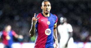 Par:  AlArab-tv.com-AFP Le FC Barcelone a éreinté le Bayern Munich (4-1) à Montjuic mercredi lors de la 3e journée de Ligue des champions, qui a aussi vu Liverpool gagner à Leipzig (1-0) et se hisser en tête du classement. Le Barça, entraîné par l’ancien entraîneur du Bayern Hansi Flick, qui avait été l’architecte de l’humilation historique de Messi et les siens en 2020 (8-2), a en partie effacé plusieurs années de déconvenue contre les Allemands. Il a rapidement pris les commandes par Raphinha avant de céder du terrain et de concéder l’égalisation d’Harry Kane, mais l’ancien Rennais avait décidé de continuer sur sa lancée et a marqué deux autres buts, pour un triplé d’anthologie. Barcelone est 10e avec 6 points, le Bayern 23e avec 3 points. Le Liverpool d’Arne Slot, qui avait la difficile tache de succéder à Jurgen Klopp, continue d’impressionner, en battant Leipzig à l’extérieur (1-0), d’un but de Darwin Nunez reprenant une tête de Mohamed Salah. Les Reds sont co-leaders avec Aston Villa, seule autre équipe à avoir gagné ses trois rencontres. Manchester City complète le podium. Les hommes de Pep Guardiola ont déroulé face au Sparta Prague (5-0) et comptent sept points. Le Benfica Lisbonne, qui avait pourtant écrasé l’Atletico lors de la 2e journée, s’est fait surprendre à domicile par le Feyenoord (3-1). De même que l’Atletico par Lille (3-1), qui a réussi l’exploit d’avoir fait tomber l’autre géant madrilène après la victoire contre Kylian Mbappé et ses coéquipiers lors de la précédente journée (1-0). Sur la pelouse du fraîchement retraité de l’équipe de France Antoine Griezmann et des siens, Lille a fait le dos rond et infligé une nouvelle déconvenue à l’Atletico, déjà corrigé par le Benfica (4-0) lors de la 2e journée.