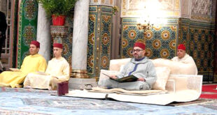Sa Majesté le Roi Mohammed VI, Amir Al-Mouminine, que Dieu L’assiste, présidera, dimanche, la veillée religieuse qui sera organisée au Mausolée Mohammed V à Rabat, à l’occasion du 26è anniversaire de la disparition du grand regretté du Maroc, Feu SM le Roi Hassan II, que Dieu ait son âme, annonce un communiqué du ministère de la Maison Royale, du Protocole et de la Chancellerie. Voici la traduction de ce communiqué : “Le ministère de la Maison Royale, du Protocole et de la Chancellerie annonce que Sa Majesté le Roi Mohammed VI, Amir Al-Mouminine, que Dieu L’assiste, présidera dimanche 09 Rabii II 1446 de l’Hégire, correspondant au 13 octobre 2024, au Mausolée Mohammed V à Rabat, la veillée religieuse qui sera organisée à l’occasion du 26è anniversaire de la disparition du grand regretté du Maroc, Feu SM le Roi Hassan II, que Dieu ait son âme.