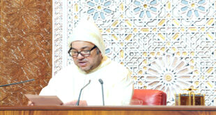 Sa Majesté le Roi Mohammed VI a souligné, vendredi, la dynamique positive que connaît l’affaire du Sahara Marocain, considérée par tous les Marocains comme leur première cause nationale, et le soutien apporté à l’Initiative d’autonomie par plusieurs pays influents. “Voilà donc la République Française qui soutient la souveraineté du Maroc sur l’ensemble du territoire du Sahara et qui appuie l’Initiative d’autonomie dans le cadre de l’intégrité territoriale marocaine, comme seule base pour le règlement de ce conflit régional artificiel”, a affirmé Sa Majesté le Roi dans un discours adressé au parlement à l’occasion de l’ouverture de la première session de la 4ème année législative de la 11ème Législature. A cette occasion, le Souverain a exprimé, en Son Nom personnel et au nom du peuple marocain, Ses plus vifs remerciements et Sa profonde gratitude à la France et à Son Excellence le Président Emmanuel Macron pour ce soutien franc à la Marocanité du Sahara.