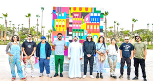 Par: AlArab-tv.com L’exposition “Jedari art” a été inaugurée, vendredi au Parc Hassan II de Rabat, dans le cadre des activités de l’Année culturelle “Qatar-Maroc 2024”. Cette exposition vise à jeter des ponts de communication et de dialogue culturel entre les deux pays, à travers la création d’œuvres artistiques communes dans le cadre du programme “Jedari art”. L’évènement réunit six artistes-peintres du Maroc et du Qatar spécialisés dans l’art du graffiti, une forme d’art urbain qui s’impose de plus en plus dans le paysage artistique. Les oeuvres réalisées par les artistes marocains et qataris ont été disposées côte à côte dans les vastes espaces du parc Hassan II, transportant