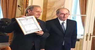 Par : AlArab-tv.com L’écrivain, anthropologue et acteur culturel marocain, Faouzi Skali, a été décoré, mercredi soir, de la Médaille d’or de ‘’La Renaissance française’’ au titre de l’année 2023, en reconnaissance de l’ensemble de son œuvre en faveur du dialogue des cultures et des religions et de la promotion des valeurs de rencontre et de vivre ensemble. Skali, grand spécialiste du soufisme, a reçu cette distinction lors d’une cérémonie organisée par cette prestigieuse organisation, l’Ambassade du Royaume du Maroc au Royaume de Belgique et au Grand-Duché de Luxembourg et l’Association des amis du Maroc. Cette médaille rend hommage aux multiples contributions de M. Skali, que ce soit son œuvre écrite ou son action culturelle pour le dialogue interreligieux et interculturel, une action qui incarne la devise de La Renaissance française, en l’occurrence « la paix par le savoir et la culture », selon les responsables de cette association créée en 1915 par l’ancien président de la République française, Raymond Poincaré. Dans une allocution à cette occasion, le président international de La Renaissance française, Denis Fadda, a souligné que le nom de Faouzi Skali vient s’ajouter à une longue liste d’écrivains et d’intellectuels de renom ayant reçu cet honneur, notant que l’œuvre de M. Skali découle de sa prise de conscience quant à la “prison des idéologies” et des “fausses représentations politiques du monde” qui tendent à opposer les religions, les cultures et les civilisations. A travers l’exploration de la mystique soufie, profondément ancrée dans la culture du Maroc et de la ville de Fès en particulier, Faouzi Skali a œuvré pour faire résonner cette voix de sagesse, une “voie exigeante de connaissance et de transformation intérieure”, puis pour en faire une plateforme de dialogue et de rencontre avec l’autre sur la base de valeurs universelles, a dit M. Fadda. Il a aussi passé en revue certains des principaux ouvrages de M. Skali ainsi que son parcours dans l’action culturelle en tant que fondateur de festivals et rencontres culturelles majeures pour la promotion de la culture soufie, des musiques spirituelles et du dialogue entre les civilisations. De son côté, l’Ambassadeur du Maroc en Belgique et au Grand-Duché de Luxembourg, Mohamed Ameur, a estimé que cet événement célèbre non seulement un auteur, mais aussi un artisan des mots et un bâtisseur de ponts entre les cultures et les générations, ajoutant que cet hommage est l’occasion idoine pour célébrer, d’un côté, la puissance des mots, et d’un autre le brassage des cultures et de l’imaginaire individuel et collectif.