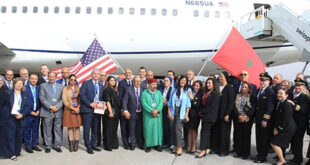 Par: AlArab-tv.com Marrakech – L’Office National Marocain du Tourisme (ONMT) poursuit la mise en oeuvre de son plan d’action “Light in action” avec une action de taille : “le vol inaugural de la ligne directe New York-Marrakech”, qui vient d’atterrir, vendredi matin sur le tarmac de l’aéroport Marrakech-Menara. Opérée par la compagnie aérienne United Airlines, cette ligne aérienne représente la première liaison point-à-point d’une compagnie américaine vers le Maroc et l’Afrique du Nord et intervient à la suite à la signature en mars 2024 d’un accord inédit et historique entre l’ONMT et United Airlines. Pour célébrer le vol inaugural de cette nouvelle ligne, une importante délégation de United Airlines, conduite par Patrick Quayle, vice-Président Senior du Réseau Mondial et des Alliances de la compagnie, a fait le déplacement.