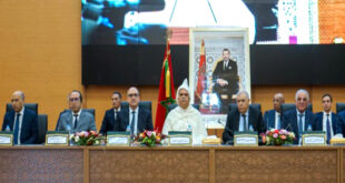 Par:  AlArab-tv.com Le ministre de l’Intérieur, Abdelouafi Laftit, a présidé, vendredi à Errachidia, la cérémonie d’installation de M. Essaid Zniber, que Sa Majesté le Roi Mohammed VI a nommé Wali de la région de Drâa-Tafilalet, Gouverneur de la province d’Errachidia. Après lecture du Dahir de nomination, M. Laftit a félicité le nouveau wali et gouverneur pour la confiance placée en lui par le Souverain, tout en lui souhaitant plein succès dans l’accomplissement des nouvelles missions et responsabilités qui lui ont été confiées. Après avoir rappelé le parcours professionnel de M. Zniber en tant que responsable territorial et responsable de plusieurs institutions et départements notamment ceux inhérents à l’urbanisme et à l’aménagement du territoire, le ministre a souligné que cette nomination royale s’inscrit dans le cadre des efforts constants visant à doter la région de compétences nationales capables de valoriser ses potentialités territoriales et à consolider les principes de  bonne gouvernance à travers la mobilisation d’élites qui font preuve de grandes compétences, de dévouement et du sens de l’écoute des citoyens. La région de Drâa-Tafilalet, à l’instar des autres régions, pâtit d’un stress hydrique inquiétant et de la problématique de la gestion des ressources en eau qui s’accentue avec la succession des années de sécheresse et les changements climatiques, a fait observer M. Laftit, notant dans ce sens, que SM le Roi Mohammed VI n’a eu de cesse de souligner dans les différents discours royaux l’importance de la préservation de l’eau et de mettre l’accent sur les défis engendrés par la pénurie de cette ressource vitale. A cet effet, le ministre a souligné l’importance de l’exécution des Orientations Royales adressées aux différents départements au sujet de la préservation de l’eau, de faire montre de davantage de mobilisation et de vigilance et d’assurer l’efficience en matière des projets programmés et la poursuite de la lutte contre la surexploitation de l’eau. La préservation de l’eau est une responsabilité nationale qui incombe à tout un chacun et qui implique la mobilisation de tous, a-t-il insisté.