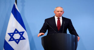 Par  : AlArab-tv.com-avec AFP Il faudra faire « des concessions douloureuses » pour libérer les otages retenus en captivité dans la bande de Gaza après plus d’un an de guerre contre le Hamas palestinien, a affirmé dimanche le ministre israélien de la Défense, Yoav Gallant. « Au sud, le Hamas a cessé d’agir comme structure militaire, au nord, le Hezbollah continue de subir des coups et sa direction a été éliminée, la majorité de son arsenal de roquettes a été détruit et ses forces ont reculé de la frontière » séparant le Liban et Israël, a déclaré le ministre. Il s’exprimait lors d’une cérémonie officielle à Jérusalem pour le premier anniversaire hébraïque du 7 octobre 2023, jour de l’attaque sans précédent du Hamas sur le sol israélien, qui a déclenché la guerre en cours à Gaza. « Ces succès ont créé un changement dans le rapport de forces entre Israël et ses ennemis et nous permet d’atteindre les objectifs de la guerre », a-t-il affirmé. Mais « tous les objectifs ne peuvent être atteints uniquement par des opérations militaires« , a prévenu Gallant. « Pour remplir notre devoir moral de ramener nos otages à la maison, nous allons devoir faire des concessions douloureuses« , a-t-il dit, alors que de nouvelles négociations sont attendues dimanche à Doha entre Israéliens, Américains et Qataris pour évoquer la possibilité d’une trêve à Gaza associée à une libération d’otages.