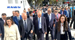 Par :  AlArab-tv.com Lieu mythique de la capitale économique, le stade « La Casablancaise » a rouvert samedi ses portes après sa réhabilitation, au grand bonheur des sportifs et de toutes les personnes ayant connu les heures de gloire de ce monument sportif. Cette réouverture s’est déroulée en présence notamment du ministre de l’Éducation nationale, du Préscolaire et des Sports, Mohamed Saâd Berrada, du Wali de la région de Casablanca-Settat, Mohamed Mhidia, de la présidente du Conseil de la ville de Casablanca, Nabila Rmili, ainsi que des élus et autres personnalités civiles et militaires. Dans une déclaration à la MAP, Nisrine Loubarès, architecte chargée du projet, a indiqué que la réhabilitation de cette infrastructure sportive renommée a concerné la piste d’athlétisme ainsi que d’autres installations réservées à la gymnastique, outre l’aménagement d’un espace pour enfants et pour des disciplines comme le judo et la boxe, notant que la Casablancaise a été longtemps le lieu privilégié d’entraînement pour des champions nationaux dans différents sports. Le président du directoire de la société Nationale de Réalisation et de Gestion des Equipements sportifs (SONARGES), Youssef Belqasmi s’est félicité, à ce propos, de la réouverture de cet édifice sportif mythique, avant d’ajouter qu’il représente une contribution importante à l’animation sportive et culturelle à Casablanca. Il a fait savoir que la Casablancaise répond aujourd’hui aux attentes des sportifs tout en prévoyant des lieux dédiés aux activités culturelles, précisant que la gestion les missions de gestion et de maintenance des locaux de ce stade ont été confiées à SONARGES conformément à une convention avec le ministère de l’Éducation nationale, du Préscolaire et des Sports et la commune de Casablanca. De son côté, la Directrice régionale de la culture, Hafida Khouyi a fait état, dans le cadre de ce projet, de la rénovation du théâtre Abdessamad El Kenfaoui, la création de salles de lectures ainsi qu’une médiathèque, outre un espace dédié à la présentation des nouvelles éditions livresques et ce, dans le but de promouvoir la lecture chez les jeunes. Autre déclaration à la presse, celle de l’ancienne championne olympique Nawal El Moutaoukil qui a mis en avant le rôle de la Casablancaise dans la promotion du sport et la révélation de talents dans différentes disciplines, ainsi que la réalisation d’exploits dans les compétitions internationales. A son tour, Aziz Daouda, ancien directeur technique à la Fédération Royale Marocaine d’Athlétisme, a exprimé la joie qu’il ressent à l’occasion de la réouverture de ce stade, rappelant qu’il est à l’origine des prouesses réalisées par l’ancienne championne olympique Nawal El Moutaoukil, Malika Hadki, première athlète marocaine à avoir pris part aux Jeux olympiques à Munich en 1972, ou encore Fatima Fakir.