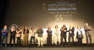 Par: AlArab-tv.com Le film “Hôtel de la paix” du réalisateur marocain Jamal Belmejdoub projeté, dimanche soir dans le cadre de la compétition officielle des longs-métrages de fiction du 24è Festival national du film de Tanger, a captivé le public en alliant habilement horreur et suspens. Ce film de 90 minutes évoque l’idée de la présence des djinns dans l’imaginaire culturel marocain. Elle raconte l’histoire de personnages, poussés par leur cupidité, se trouvent aux prises avec un djinn protégeant une pièce archéologique.