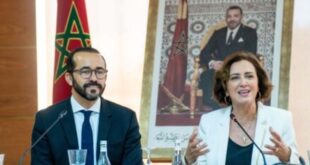 Par :  AlArab-tv.com La cérémonie d’installation du nouveau Directeur Général de l’Office National Marocain du Tourisme (ONMT), Achraf Fayda, nommé lors du dernier Conseil de gouvernement, a été organisée, lundi à Rabat, en présence de la ministre du Tourisme, de l'Artisanat et de l'Économie Sociale et Solidaire, Fatim-Zahra Ammor. Lors de cette cérémonie, la ministre de tutelle a salué les compétences et le parcours de M. Fayda, rappelant que son expérience au sein de multinationales sera un grand atout pour la poursuite de la dynamique de l’ONMT et son rôle afin d’atteindre les objectifs de la feuille de route du tourisme, et positionner le Maroc dans le Top 15 mondial, indique un communiqué de l’ONMT. Les réalisations de M. Fayda dans le pilotage de plusieurs projets d’envergure et ses connaissances et expertise en stratégie marketing et commerciale, ainsi qu’en management lui permettront de relever ces défis avec succès, a poursuivi Mme Ammor. De son côté, M. Fayda a tenu à saluer l’engagement des équipes de l’ONMT, dont le professionnalisme et le dévouement contribuent au rayonnement de la destination Maroc.