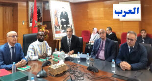 Par:  AlArab-tv.com Le Livre « Faire Echo à la voix de l‘Afrique :Les plus Grandes Citations de Sa Majesté Mohammed VI» a été présenté vendredi à l'université Sidi Mohammed Benabdeallh (USMBA) de Fès avec la participation de son auteur Ghanéen Péter Panyin Anaman. Cette manifestation cultuelle à été initiée par L'USMBA de Fès dont l'auteur Ghanéen est un ancien lauréat et la Fondation Lissane Eddine Ibn Al Khatib pour les Études et le Dialogue des Cultures de Fès. Le président de l'USMBA, M. Mustapha Ijjaali et le président de la Fondation Lissane Eddine Ibn Al Khatib , M. Brahim Akdim ont insisté sur l'importance de cet ouvrage  qui met en valeur la "sagesse",  l'influence et le militantisme de SM le Roi Mohammed VI pour une Afrique libre, unie, solidaire et prospère. Ils ont assuré que l'USMBA  de Fès et la fondation aspirent  à développer une  coopération et une "diplomatie culturelle " avec leurs homologues d' Afrique pour faire entendre  la voix du Maroc à travers le continent noir. Ils ont salué la publication de " cet intéressant ouvrage qui récapitule des citations puissantes puisées dans des discours thématiques de SM le Roi Mohammed VI, le monarque panafricaniste, traitant du Sahara Marocain, de l'unité africaine, de la démocratie, de la paix, et du développement, étant donné que l'Afrique a toutes les potentialites pour se développer et aller de l'avant.