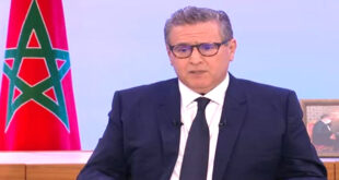 Par :  AlArab-tv.com Le gouvernement poursuit la mise en œuvre du chantier de la généralisation de la protection sociale et de politiques sociales équitables et durables, conformément à la volonté de SM le Roi Mohammed VI, a affirmé, mardi à Rabat, le Chef du gouvernement, Aziz Akhannouch. M. Akhannouch, qui présidait une réunion de la Commission ministérielle chargée du pilotage de la réforme du système de la protection sociale, a souligné que les différents départements ministériels sont mobilisés pour assurer la réussite de ce chantier Royal stratégique visant à garantir un accès équitable aux prestations sociales et sanitaires. La réunion a été consacrée à l’examen du bilan des différents programmes réalisés, des mesures pratiques en vue de la généralisation de la protection sociale, ainsi qu’au suivi de l’avancement des inscriptions au Registre National de la Population et au Registre Social Unifié, et ce, en total respect de l’échéancier fixé par les Hautes Directives Royales, indique un communiqué de la Chefferie du gouvernement. A cette occasion, la Commission a procédé au suivi de l’avancement du chantier de la généralisation de la protection sanitaire, notamment dans le volet relatif au régime “AMO Tadamoun”, qui couvre désormais plus de 11,1 millions de bénéficiaires en situation de précarité, lesquels continuent à ce titre de bénéficier de la gratuité des soins médicaux et de l’hospitalisation au niveau des établissements de santé publics, et bénéficient également du même panier de soins qu’offre le régime d’assurance maladie obligatoire dans le secteur privé, l’Etat prenant en charge la part restante, qui atteint en moyenne 30% du montant global des prestations facturées. La commission a relevé dans le même contexte la promulgation par le gouvernement, en une courte durée, de 28 décrets d’application des deux lois relatives au Régime d’Assurance Maladie Obligatoire pour la catégorie des professionnels, des travailleurs indépendants et des personnes non salariées exerçant une activité privée, et à la création d’un régime de retraite à leur profit (AMO TNS). Le nombre de bénéficiaires de ce régime a atteint, à octobre 2024, quelque 3,8 millions de personnes, dont 1,7 million de travailleurs non-salariés adhérents en tant que pensionnés principaux et 1,2 million d’ayant