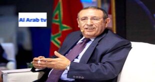 Par: AlArab-tv.com L’ambassade du Maroc à Washington revient, dans un court-métrage cinématographique, sur l’histoire exceptionnelle du partenariat constant, aussi riche que profond, entre le Royaume et les États-Unis depuis les tous premiers jours de l’histoire américaine. A travers cette vidéo, dont la diffusion en ligne coïncide avec la célébration par le peuple marocain de la Fête de l’Indépendance, le message sous-jacent est fort et univoque: le Royaume millénaire n’est pas un partenaire comme les autres pour l’Amérique. Rabat et Washington, c’est bien plus que de la diplomatie, c’est une convergence, des engagements et des valeurs qui font avancer un partenariat stratégique imprégné de particularités et nourri par l’ambition commune d’un avenir meilleur pour les deux pays et pour le monde dans son ensemble.