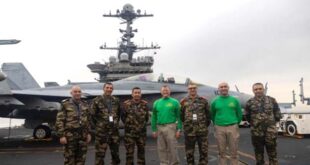 Par :  AlArab-tv.com En exécution des Hautes Instructions Royales, et dans le cadre de la coopération militaire maroco-américaine, une délégation des Forces Armées Royales conduite par le Général de Corps d’Armée, Mohammed Berrid, Inspecteur Général des FAR et Commandant la Zone Sud, a effectué, lundi, une visite à bord du porte-avions USS Harry S. Truman, en Méditerranée au large de la ville d’Al Hoceima. A son arrivée à bord, la délégation a été accueillie par le Contre-Amiral Sean R. Bailey, Commandant le 8ème Groupe Aéronaval et le Capitaine de Vaisseau, Dave Snowden, Commandant le porte-avions USS Truman, indique un communiqué de l’Etat-Major Général des Forces Armées Royales.  Au cours de cette visite, des explications portant notamment sur les missions du Groupe Aéronaval et ses capacités d’actions ont été fournies à la délégation marocaine à bord du porte-avions sur lequel le drapeau marocain a été hissé à l’occasion.