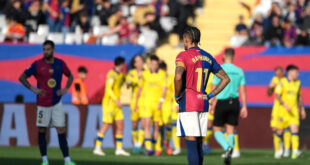 Par :  AlArab-tv.com-AFP Le FC Barcelone a enchaîné un troisième match sans victoire en Liga en étant battu 2-1 à domicile par le mal classé Las Palmas, samedi lors de la 15e journée du championnat d’Espagne. Avec ce revers, le jour de son 125e anniversaire, le leader barcelonais offre au Real Madrid la possibilité de revenir à un point en cas de succès face à Getafe dimanche. Les conséquences pourraient être plus lourdes à terme, les Madrilènes ayant en outre un match en retard à disputer. Transparent en première période, le Barça s’est fait surprendre par un but de Sandro Ramirez (49e) au retour des vestiaires. Le capitaine barcelonais Raphinha a remis les deux équipes à égalité (61e), mais Fabio Silva a rapidement redonné l’avantage aux Canariens (67e). De retour après deux semaines d’absence en raison de problèmes musculaires, Lamine Yamal est entré après la pause. La jeune pépite s’est procuré quelques situations mais n’a pu changer le cours du match, pas plus que Robert Lewandowski, très discret après son doublé mardi en Ligue des champions contre Brest.