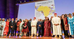 Par  :  AlArab-tv.com-avec MAP Le caftan marocain dans toute sa splendeur a brillé, lundi soir à Paris, lors d’un « fashion show » inédit organisé dans le cadre de la première Semaine Arabe qui se tient au siège de l’Organisation des Nations Unies pour l’éducation, la science et la culture (UNESCO). La collection signée Hind Lamtiri a sublimé autant par son côté chic que sa sophistication, une audience internationale est restée sans voix devant le talent confirmé de la styliste marocaine dont les tenues ne cessent de séduire les amatrices et amateurs d’élégance traditionnelle remise au goût du jour. « C’est une collection riche où il y a plusieurs types de broderie, de savoir-faire de maalem, de tissus », a déclaré à la MAP cette figure incontournable du caftan haute couture marocain, à l’issue de son défilé qui a fait salle comble. Très émue par l’accueil du public, Hind Lamtiri s’est dite « fière » de pouvoir présenter sa collection à l’UNESCO devant une audience aussi prestigieuse, dont de nombreux diplomates accrédités auprès de l’institution onusienne, notamment l’ambassadeur-délégué permanent du Royaume du Maroc, Samir Addahre. « C’est une fierté immense et un honneur qui va bien au-delà de la simple présentation d’un vêtement. C’est l’occasion de faire découvrir au monde un symbole profondément enraciné dans l’histoire et la culture marocaines, un objet qui incarne le savoir-faire, la patience et le talent des artisans marocains », a-t-elle dit.