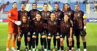 Par :  AlArab-tv.com Deux ans après...L'AS FAR retrouve la finale de la Ligue des Champions d'Afrique féminine de la CAF, en domptant le club égyptien de FC Masar (2-1), mardi au Stade El Abdi à El Jadida. Favorites sur le papier, les championnes du Maroc en titre étaient bien déterminées à poursuivre l'aventure. Pas question de laisser quoi que ce soit au hasard ! Dès le coup d'envoi de la rencontre, elles se sont montrées très concentrées. Cette intensité s'est rapidement traduite sur le terrain. À la 11-ème minute, les Militaires ont ouvert le score par Safa Banouk. Relâchées, un peu trop, après cette ouverture du score, les protégées d'Amine Alioua se sont faites surprendre. Sandrine Niyonkuru, bousculée dans la surface de réparation par Hajar Said, a obtenu un pénalty. Son face à face avec Kahdija Er-Rmichi a tourné en faveur de la Marocaine qui a splendidement repoussé la tentative de l'avant-centre burundaise de FC Masar. L'AS FAR a failli creuser l’écart, mais ses actions dangereuses ont été détournées par la défense égyptienne. Doha El Madani et Sanaa Mssoudy ont été dynamiques mais ont manqué de réalisme. Sans avoir l'air de trop forcer, les coéquipières de Nouhaila Benzina, sereines et expérimentées, ont parfaitement géré la deuxième mi-temps. Le FC Masar bien encore combatif, n'a guère trouvé la faille qui mène droit au but.