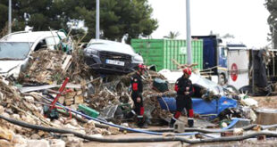 Par: AlArab-tv.com Madrid - Le bilan des inondations historiques qui ont frappé cette semaine le sud-est de l'Espagne, s'est encore aggravé vendredi, passant de 158 à 205 morts, selon un nouveau bilan provisoire des services de secours. "A l'heure actuelle, et de manière provisoire, le nombre de victimes est de 202 personnes" pour la seule région de Valence, indiquent les services de secours de cette région dans un communiqué, de loin la plus durement dévasté par la tragédie. Deux autres décès ont eu lieu dans la région voisine de Castille-La Manche et un en Andalousie alors que des dizaines de personnes sont encore portées disparues.