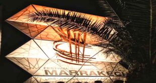 Par  :  AlArab-tv.com À l’occasion de sa 21ème édition qui se déroulera du 29 novembre au 7 décembre 2024, le Festival international du film de Marrakech présentera une sélection de 70 films en provenance de 32 pays répartis en plusieurs sections. Il s’agit de la compétition officielle, des séances de gala, des séances spéciales, du 11e continent, du panorama du cinéma marocain, des séances jeune public & famille ainsi que des films projetés dans le cadre des hommages, indiquent les organisateurs dans un communiqué. Parmi cette sélection, 12 films ont bénéficié du soutien des Ateliers de l’Atlas, le programme industrie de développement de talents initié par le Festival en 2018, et 9 ont été choisis pour représenter leur pays aux Oscars, ajoute la même source. La compétition officielle a pour ambition de révéler les nouveaux talents du cinéma mondial à travers 14 premiers et seconds films. Les cinéastes en lice pour l’Étoile d’or explorent plusieurs genres cinématographiques, du mélodrame au documentaire en passant par le récit d’anticipation et la comédie romantique. Les cinéastes marocains Saïd Hamich Benlarbi et Hind Meddeb présenteront respectivement “La Mer au Loin”, un film d’amour lumineux sur l’exil et “Soudan, souviens-toi”, une ode poétique à la résistance de la jeunesse soudanaise. Les réalisateurs en compétition posent des regards empreints d’humanité sur l’actualité, celle de l’Ukraine dans Under the Volcano, le puissant second long métrage de Damian Kocur ou de la Somalie avec The Village Next to Paradise, le récit d’amour et de résilience signé Mo Harawe. Avec The Wolves Always Come at Night, Gabrielle Brady sonde les conséquences du changement climatique en Mongolie dans un documentaire aux images splendides.