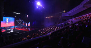 Par :  AlArab-tv.com Le rideau s’est levé, vendredi soir au Palais des Congrès de la cité ocre, sur la 21ème édition du Festival international du film de Marrakech (FIFM), en présence du ministre de la Jeunesse, de la Culture et de la Communication, Mohammed Mehdi Bensaid, et d’éminentes personnalités du monde du cinéma, de l’art, de la culture et des médias. Placée sous le Haut patronage de Sa Majesté le Roi Mohammed VI, cette nouvelle édition s’est ouverte en grande pompe avec le traditionnel défilé des prestigieux invités du Festival et des figures emblématiques du cinéma marocain et international qui ont foulé le tapis rouge sous les acclamations du public et les objectifs de photographes représentant différents supports médiatiques marocains et étrangers. Dans une ambiance festive et conviviale, le public a accueilli le président du Jury de la compétition officielle de cette nouvelle édition, le réalisateur, scénariste, et producteur italien, Luca Guadagnino, ainsi que les membres du Jury, à savoir le réalisateur iranien Ali Abbasi, la réalisatrice indienne Zoya Akhtar, l’actrice américaine Patricia Arquette, l’actrice belge Virginie Efira, l’acteur australien Jacob Elordi, l’acteur britannico-américain Andrew Garfield, l’actrice marocaine Nadia Kounda, et le réalisateur argentin Santiago Mitre.