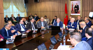Par :  AlArab-tv.com Le ministre délégué chargé du Budget, Fouzi Lekjaa, a présenté, mardi à la Chambre des Conseillers, les principales mesures et amendements apportés au projet de loi de finances (PLF) n°60.24 pour l’année budgétaire 2025. Ces mesures portent principalement sur la réforme de l’impôt sur le revenu (IR) et de la taxe sur la valeur ajoutée (TVA), ainsi que sur plusieurs dispositions douanières, notamment les droits de douane et la taxe intérieure sur la consommation, a souligné M. Lekjaa lors de sa présentation devant la Commission des finances, de la planification et du développement économique. Concernant la réforme de l’IR, le ministre a indiqué que le gouvernement avait révisé le barème progressif des taux d’imposition en portant la première tranche du barème relative au revenu net exonéré de 30.000 dirhams à 40.000 dirhams, ce qui permettra d’exonérer les revenus mensuels inférieurs à 6.000 dirhams. Les autres tranches du barème ont également été révisées, avec une réduction des taux d’imposition qui leur sont appliqués, a-t-il poursuivi, ajoutant que le montant de réduction pour charges familiales a été augmenté, passant de 360 à 500 dirhams par personne à charge du contribuable. En outre, les amendements adoptés par la Chambre des représentants, relatifs à l’IR, prévoient une augmentation du montant des bons couvrant les frais de repas ou de restauration offerts par les employeurs à leurs salariés, passant de 30 à 40 dirhams par jour et par salarié, avec la possibilité d’effectuer le paiement par voie électronique, a-t-il fait savoir.